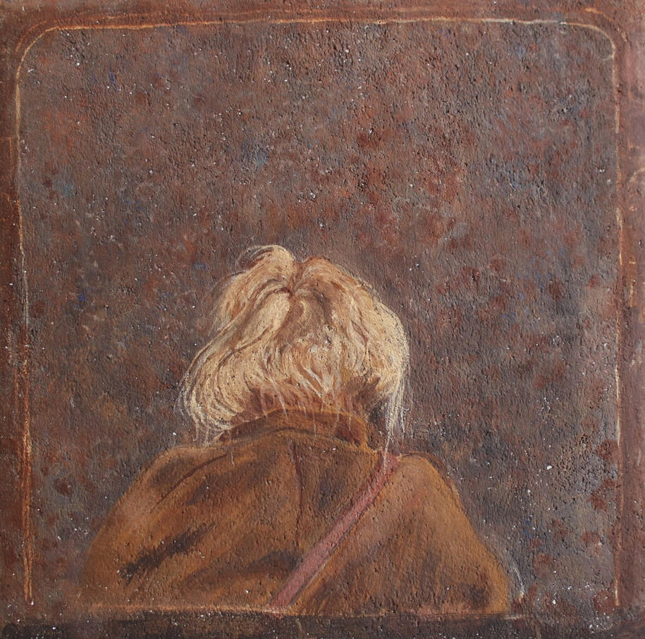 Une femme assise dehors / Fresque sur travertin, 2025 / 20,3 x 20,3cm